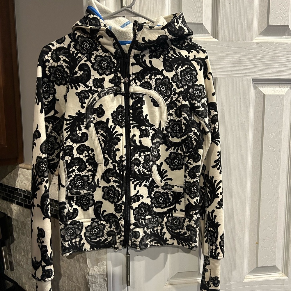 Lululemon Asana jacket Brisk Bloom floral Black and white, full zip size 6